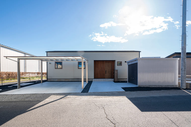 庭とリビングがゆるやかに繋がる平屋01