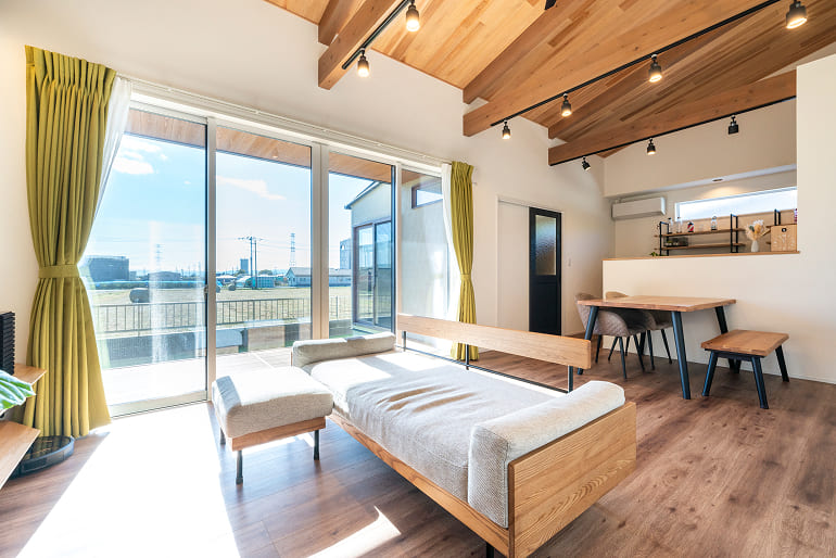 庭とリビングがゆるやかに繋がる平屋02