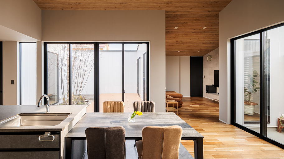 木の質感に包まれる癒しの自然素材空間。