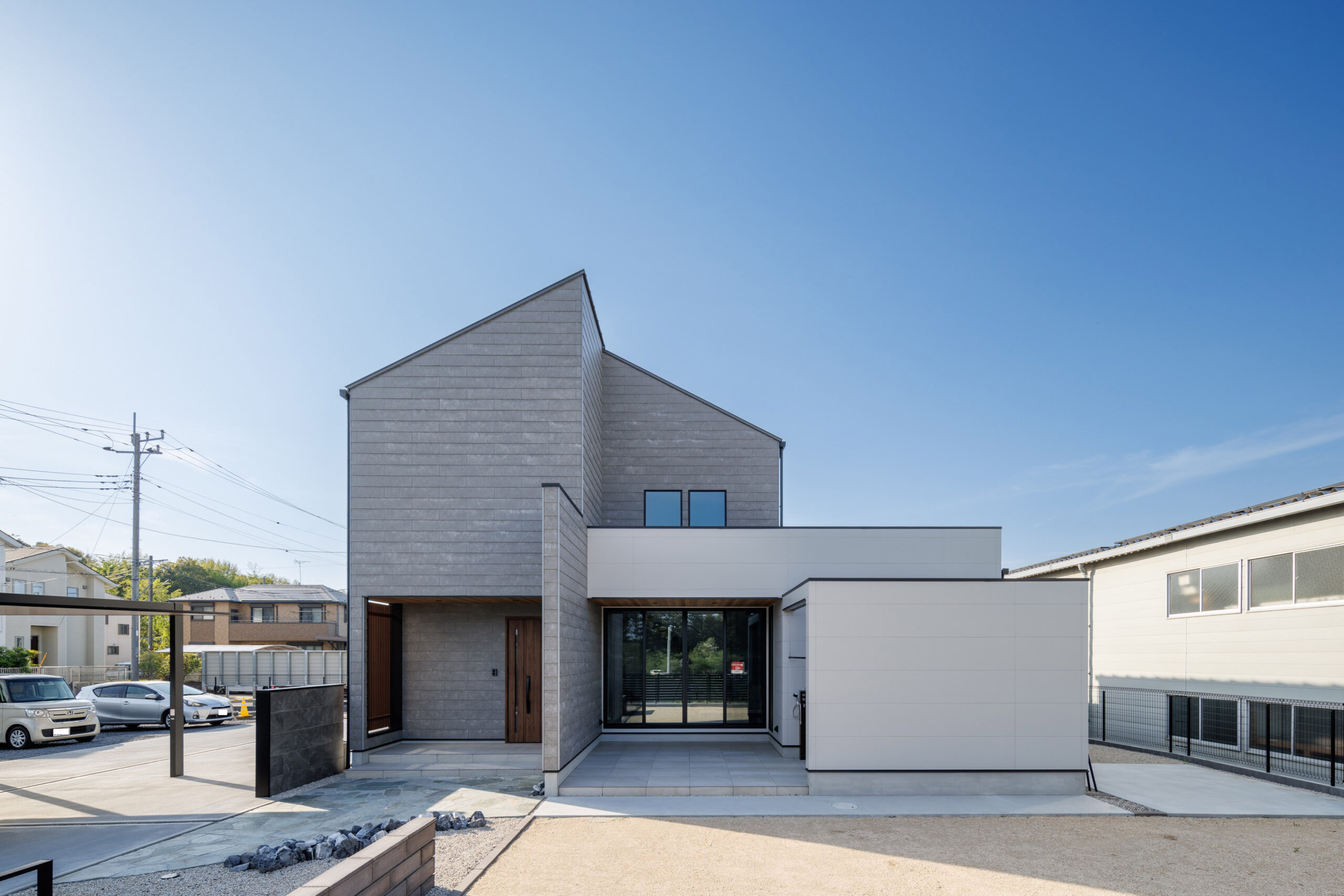 自然光を取り込むミニマルな住まい