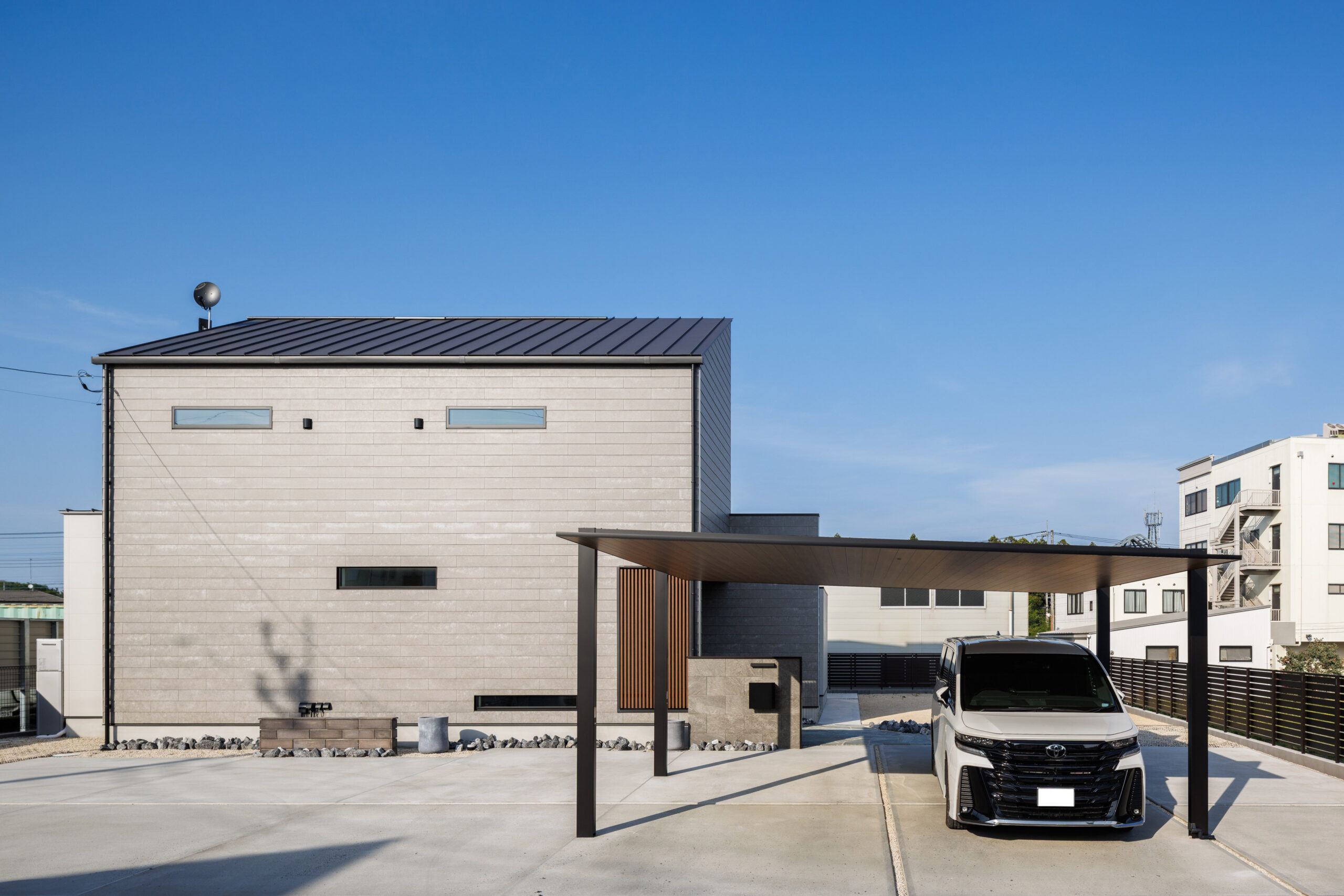 自然光を取り込むミニマルな住まい