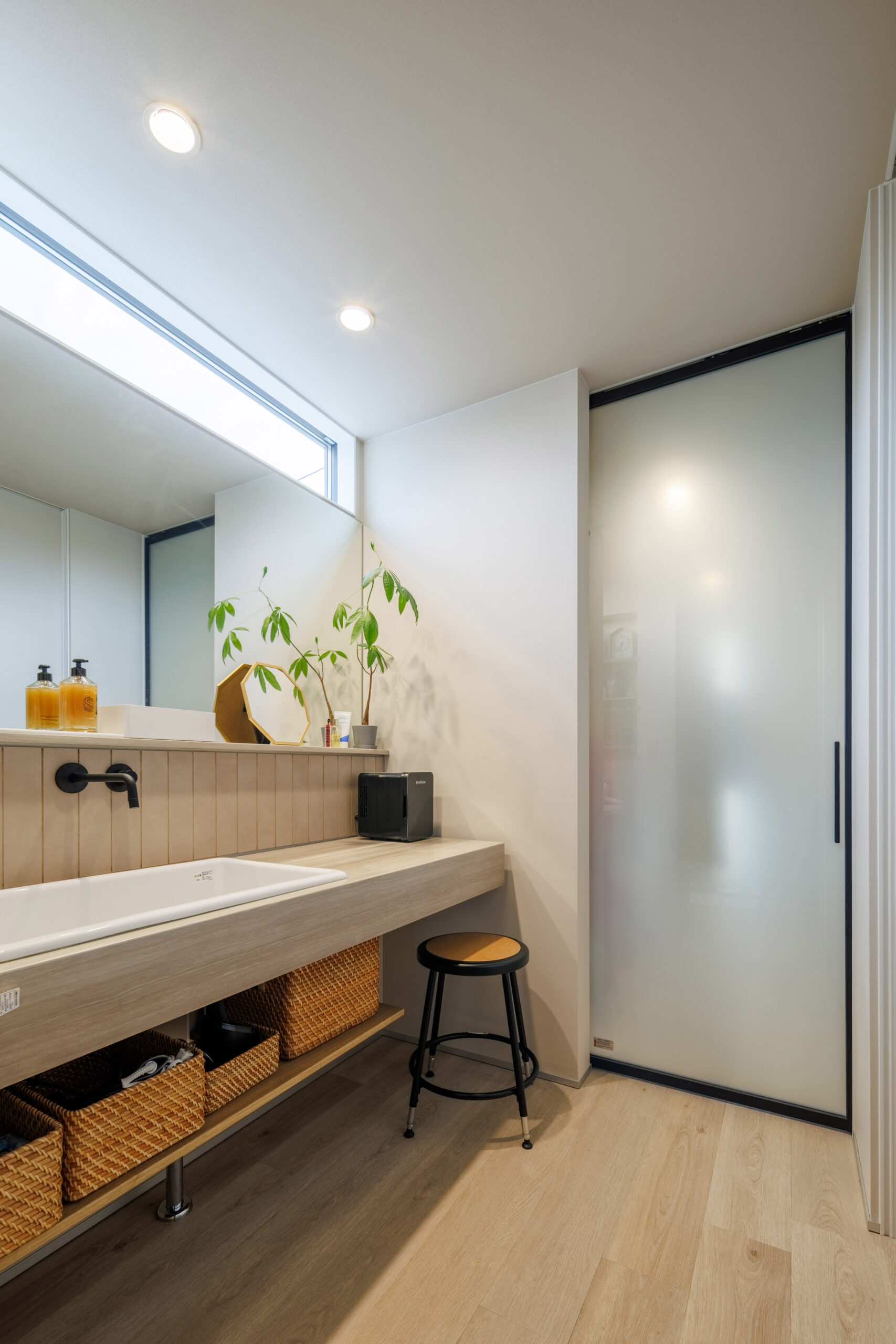 自然光を取り込むミニマルな住まい
