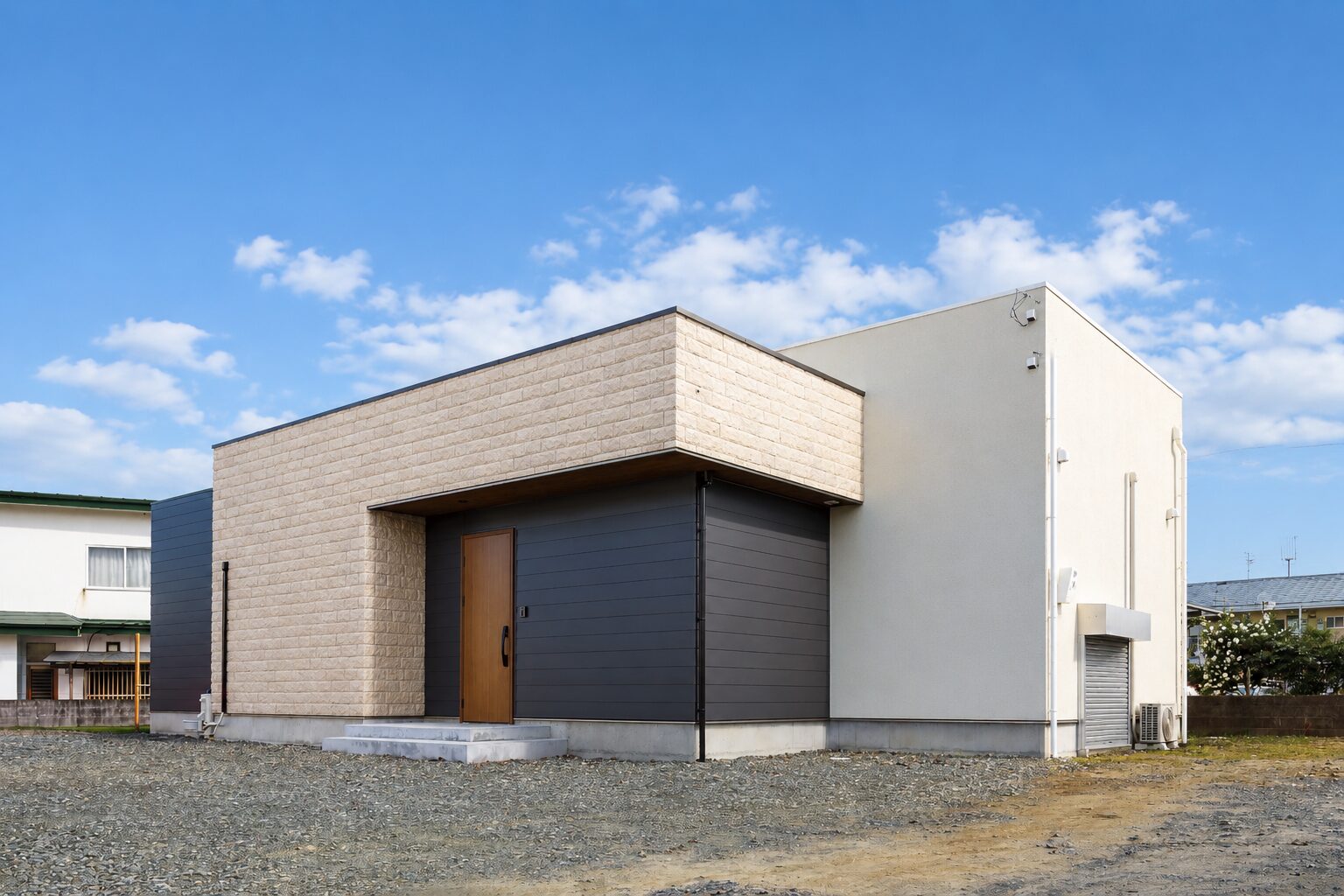 シンプルな箱形に宿る、素材感のあるモダンな住まい