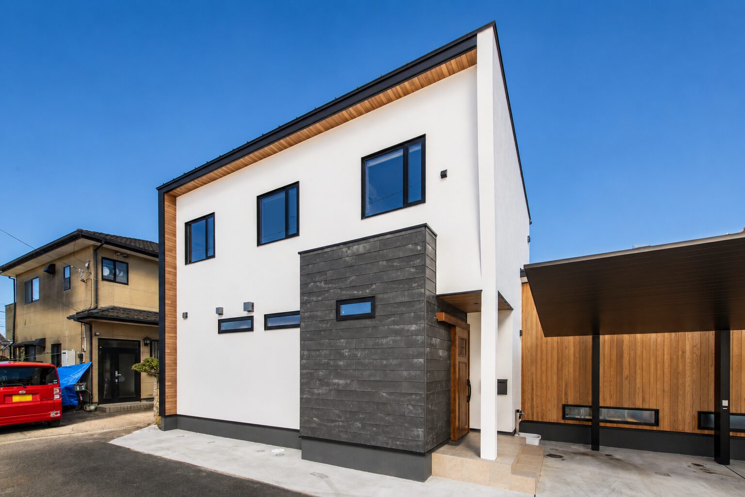 白と黒のコントラストが映える住まい