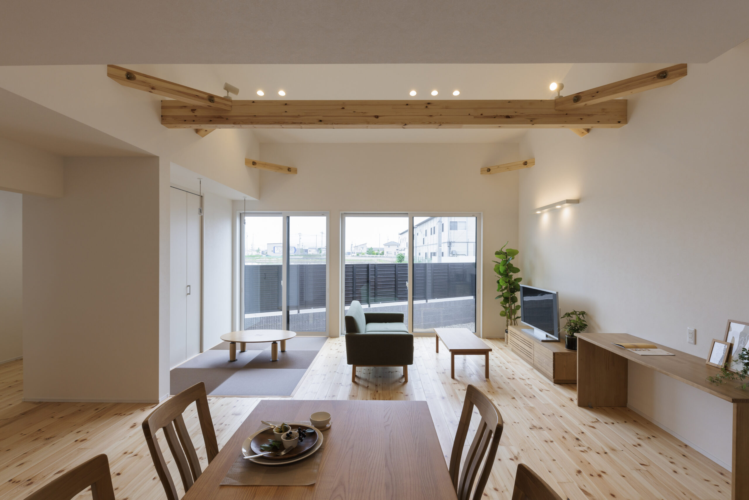 勾配天井が空間を広げる、木の温もりある平屋暮らし