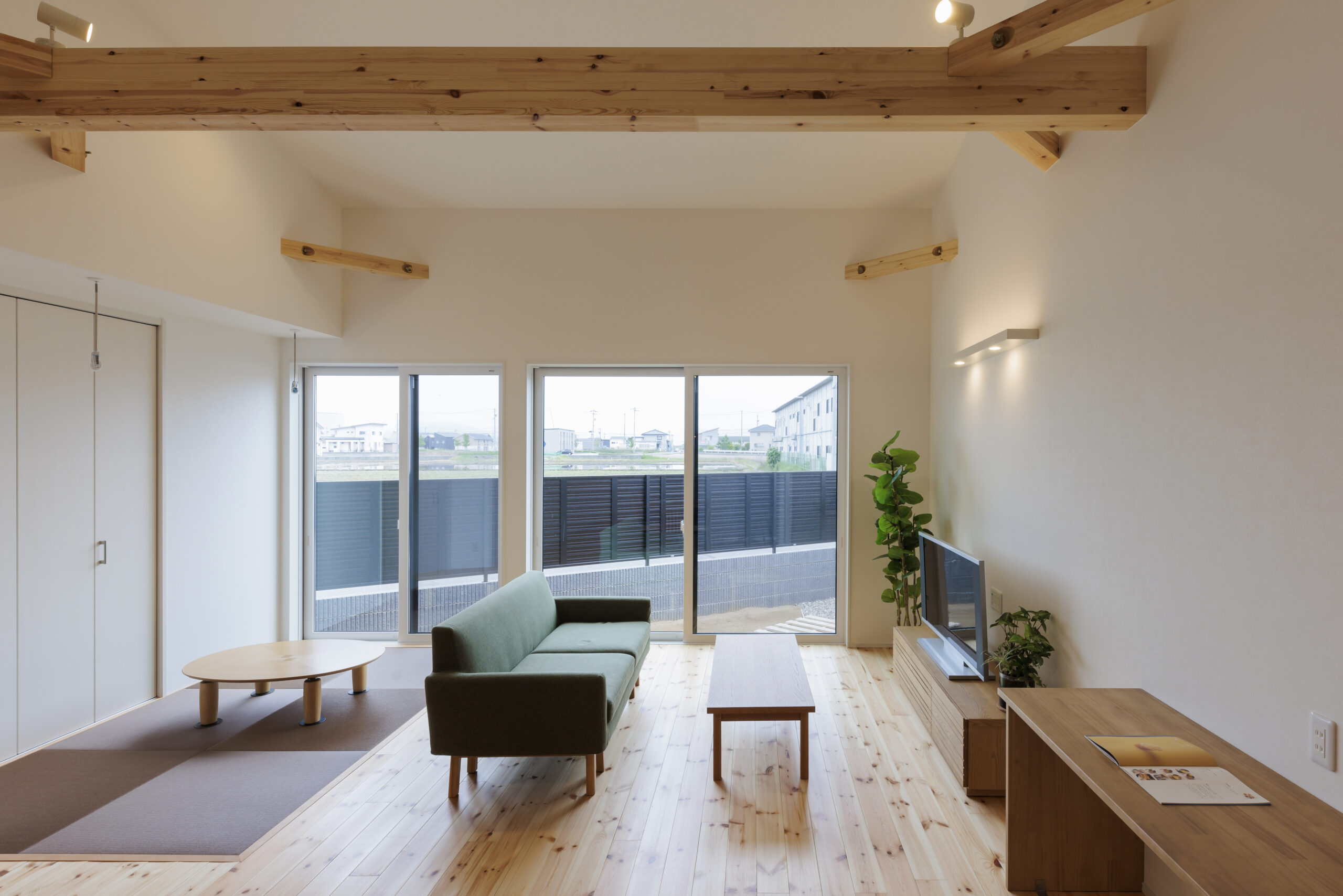 勾配天井が空間を広げる、木の温もりある平屋暮らし