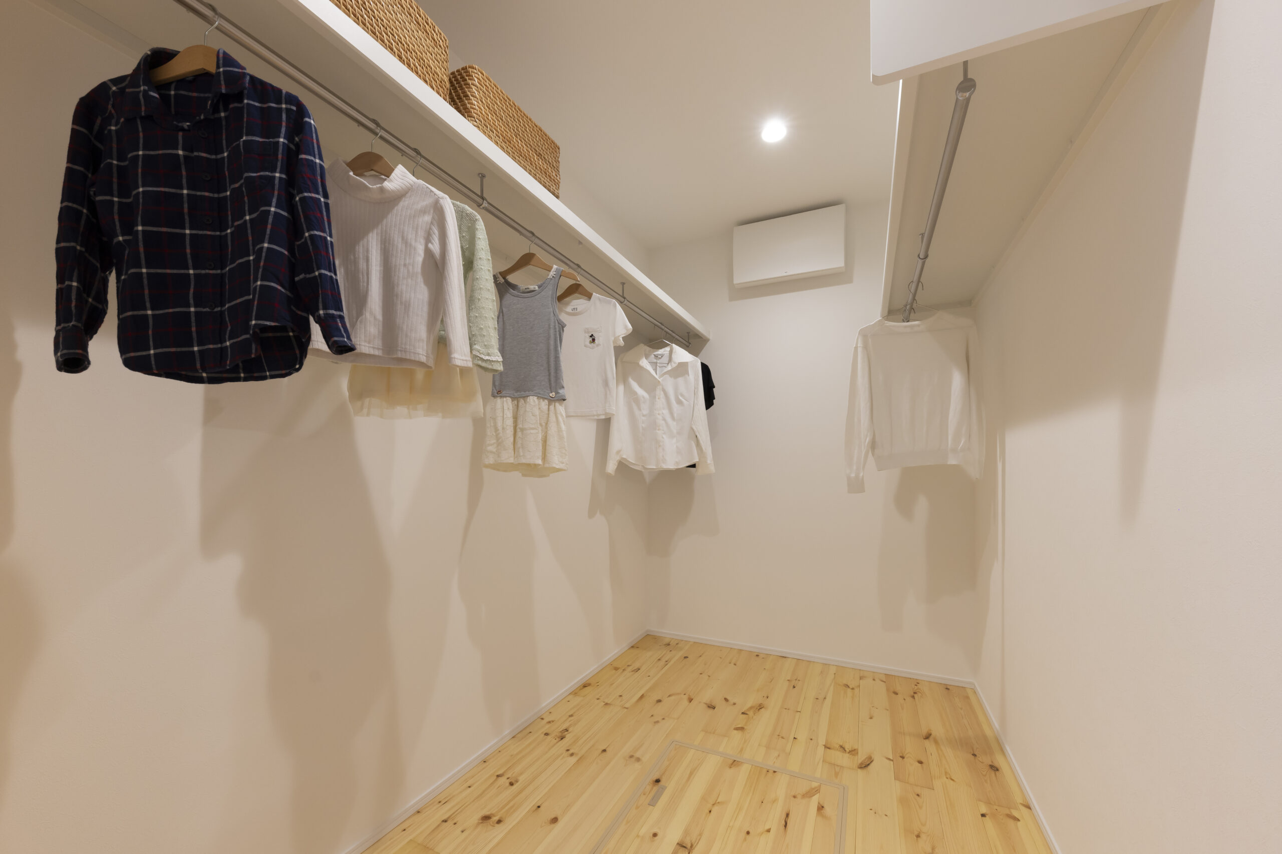 勾配天井が空間を広げる、木の温もりある平屋暮らし